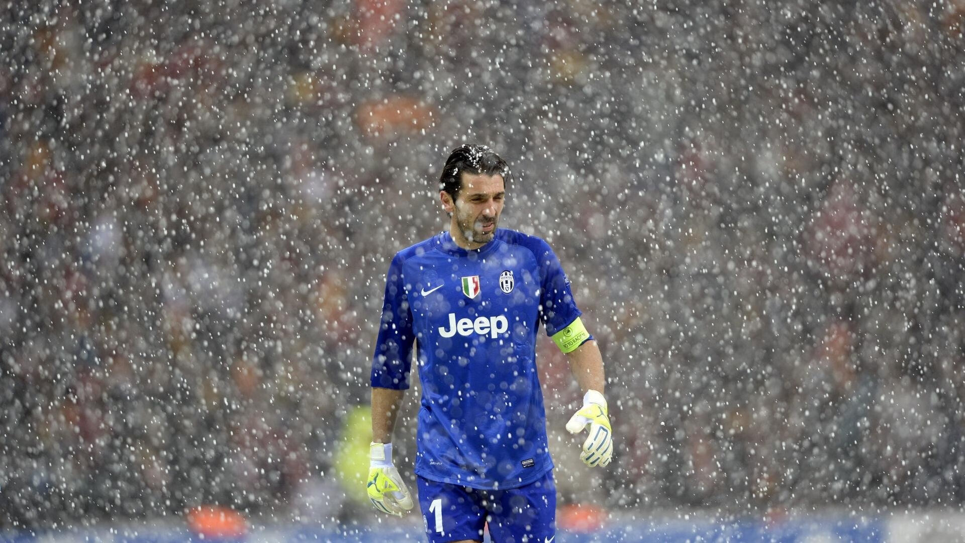 后腰对压迫下出球起到关键作用，腰后面有压迫感