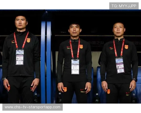 教练在训练中逼迫球员完成高强度对抗，意图明确